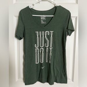 Nike Tee Womens Medium in Green